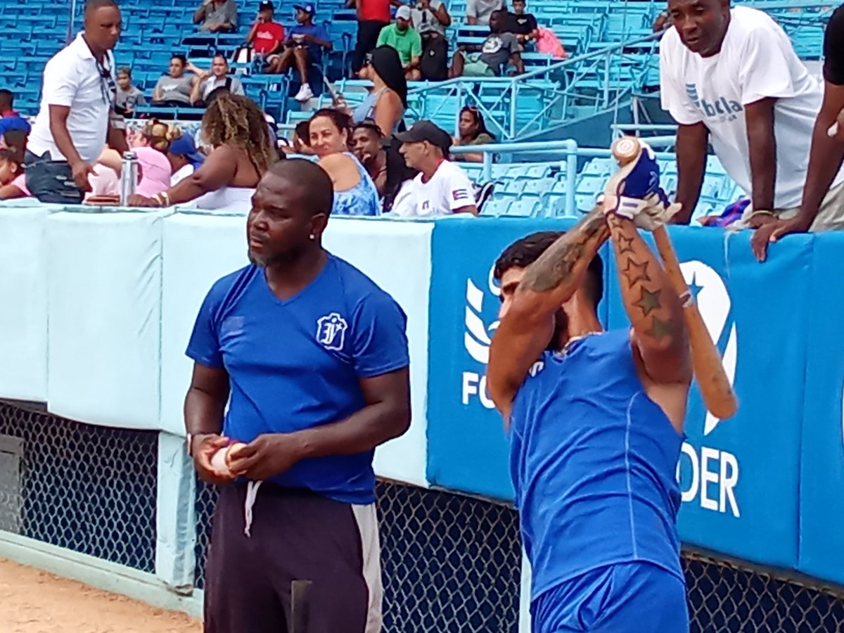 Roilancu1's tweet photo. Estamos ya en el Latino compartiendo la sesión de entrenamiento con los muchachos.
Arriba Azules.
#Industriales sí que sí
#Team505
#LaHabanaViveEnMí
#ModoAzul https://t.co/2CFEnOw9OD