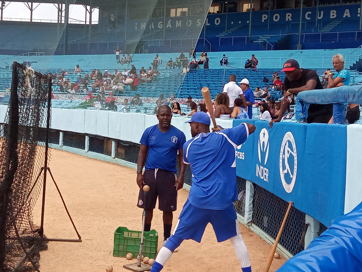 Roilancu1's tweet photo. Estamos ya en el Latino compartiendo la sesión de entrenamiento con los muchachos.
Arriba Azules.
#Industriales sí que sí
#Team505
#LaHabanaViveEnMí
#ModoAzul https://t.co/2CFEnOw9OD