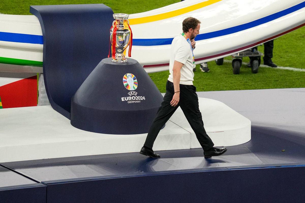 نقطة على نهاية السطر، انتهى وقتك قدمت كل شي بوفاء واخلاص ولكن هذي امكانياتك المحدودة لا مكان لها بعد اليوم في هذا المنتخب 

منتخب انجليزي يستحق اكثر من هذا بكثييير .