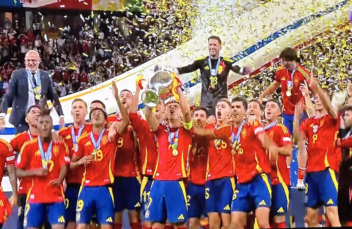 ¡¡¡CAMPEONES DE EUROPA!!! <a href="/SEFutbol/">Selección Española Masculina de Fútbol</a> EQUIPOOO!!! Son TODOS. Es FÚTBOL!!! La mejor selección del torneo. Enhorabuena ESPAÑA!!
❤️💛❤️🇪🇸