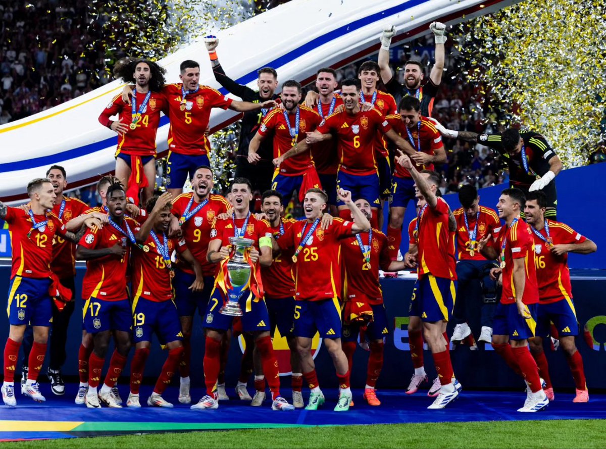 COE_es's tweet photo. 🏆 ¡¡SOMOS CAMPEONES!! 🏆

♥️ LAS FOTOS QUE TODOS QUERÍAMOS VER

📸 @SEFutbol https://t.co/AHtwExoQ2g