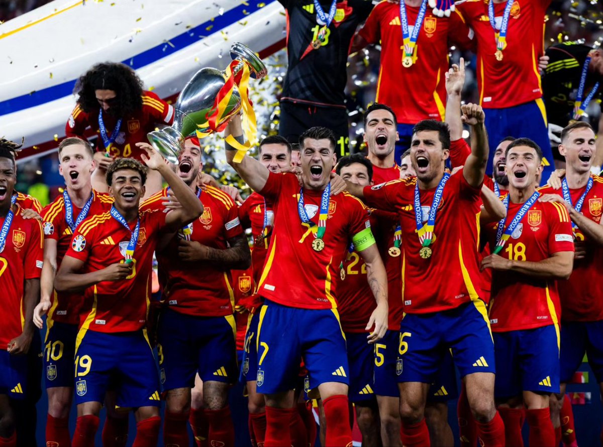 COE_es's tweet photo. 🏆 ¡¡SOMOS CAMPEONES!! 🏆

♥️ LAS FOTOS QUE TODOS QUERÍAMOS VER

📸 @SEFutbol https://t.co/AHtwExoQ2g