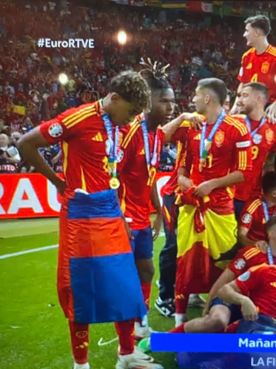 bielcasas_'s tweet photo. No és un grup d'animació del Barça, Lamine Yamal s'enfunda la bandera de Mataró https://t.co/nQRr9gVnlw