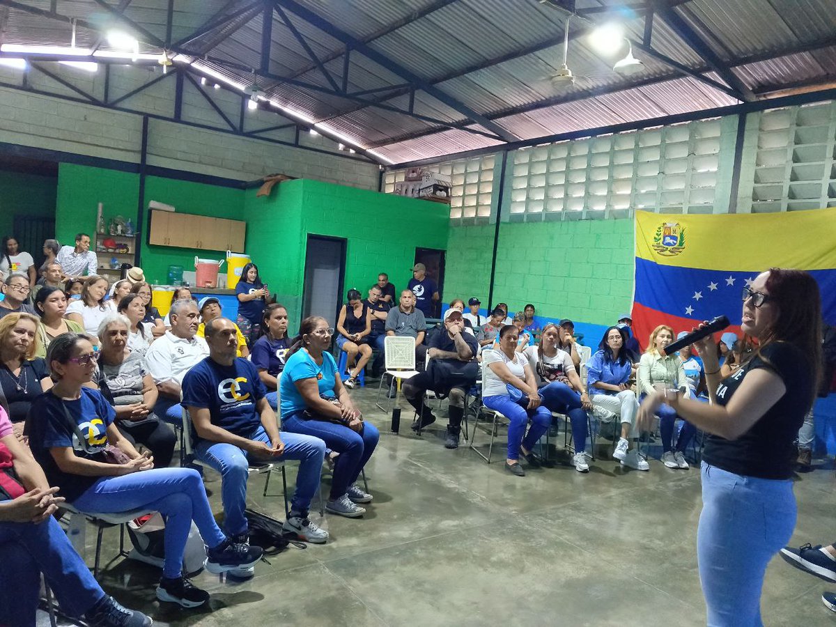 KellyParedesAD's tweet photo. #Charallave y sus Mujeres muestran un gran compromiso por el cambio del país.
Evelin Pinto,Sairam Rivas y La Abuela del Casco Rojo nos dieron varias estrategias para apoyar fuera del centro este #28Julio y cuidar el Voto de Venezuela y de @EdmundoGU 
#VamosAGanarConEdmundo https://t.co/ypIxyhy583