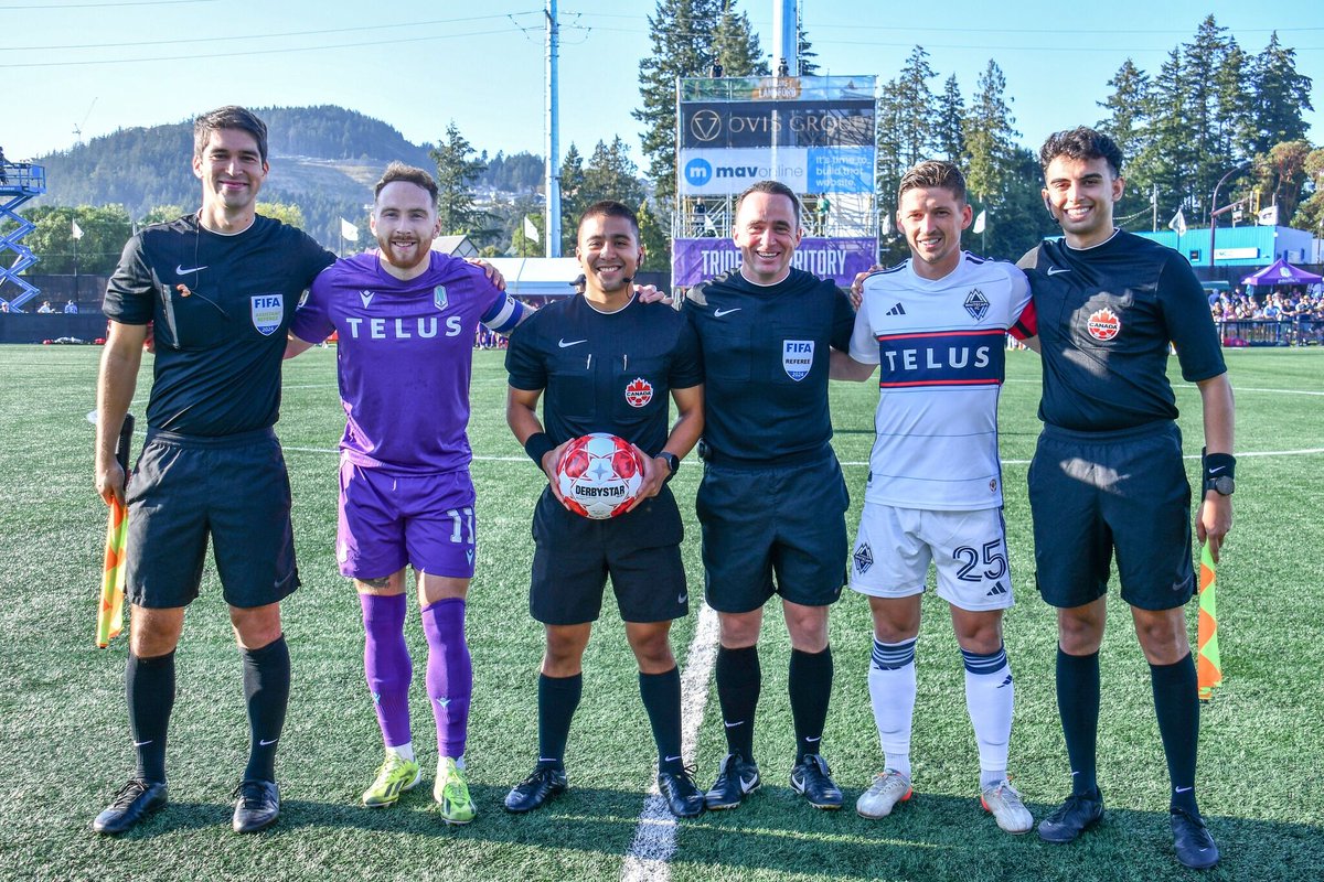 SoccerQuebec's tweet photo. [Arbitrage]

Félicitations à l'arbitre québécois Renzo Villanueva qui s'est fait confier le sifflet de la demi-finale du Championnat canadien « aller » entre Pacific FC et Vancouver Whitecaps! 🍁

Il était épaulé par l'expérimenté Pierre-Luc Lauzière, assigné comme 4e officiel. https://t.co/9Pt2leXPnJ