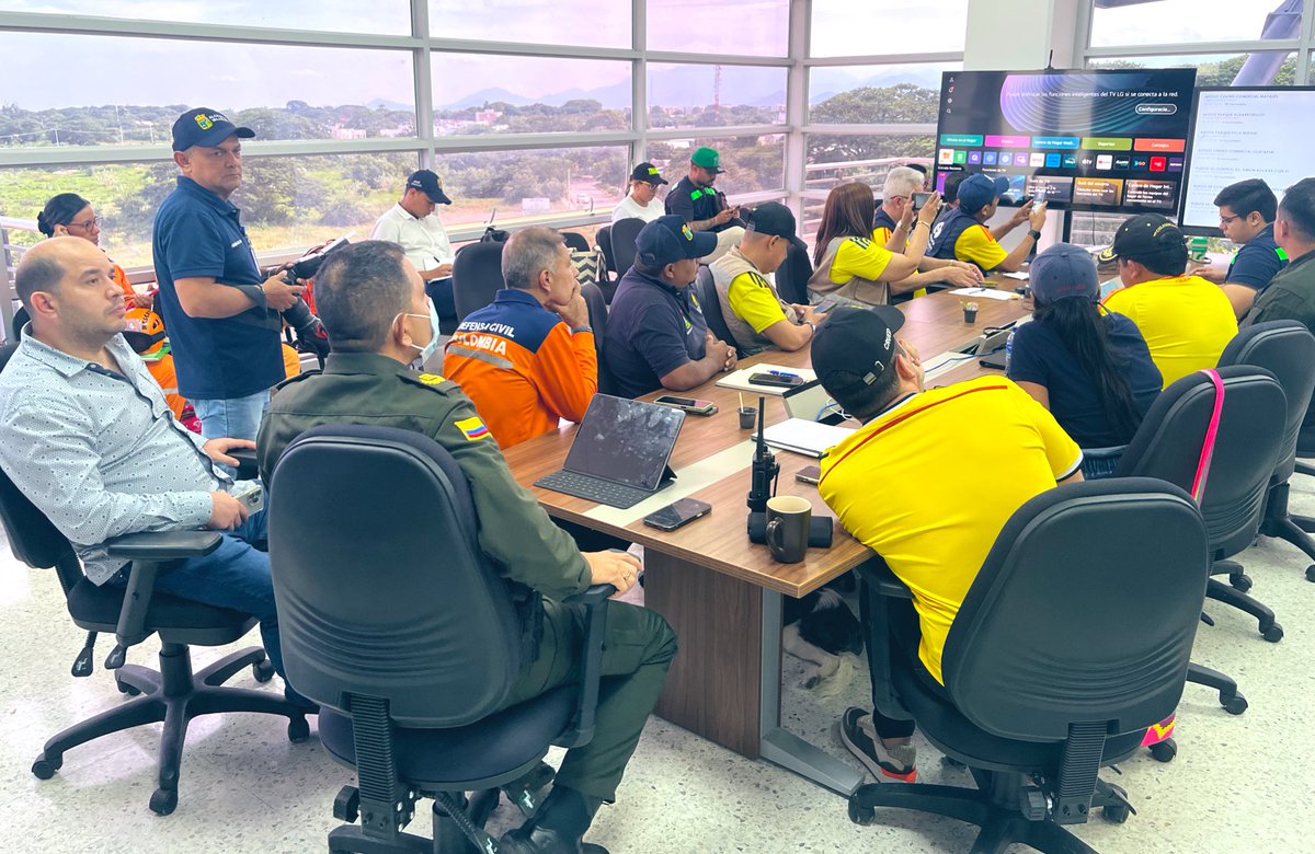 PoliciaMevap's tweet photo. 🇨🇴Instalamos Puesto de Mando Unificado en las instalaciones de la MeVap  @AlcaldiaVpar,@DefensaCivilCo, @FiscaliaCol,@PersoneriaVpar, @SecSaludVpr,@COL_EJERCITO, @DefensoriaCol,@SecTransitoVpar, @GobdelCesar,garantizando la seguridad y tranquilidad en la final de la Copa América. https://t.co/6vLzJVJNbK