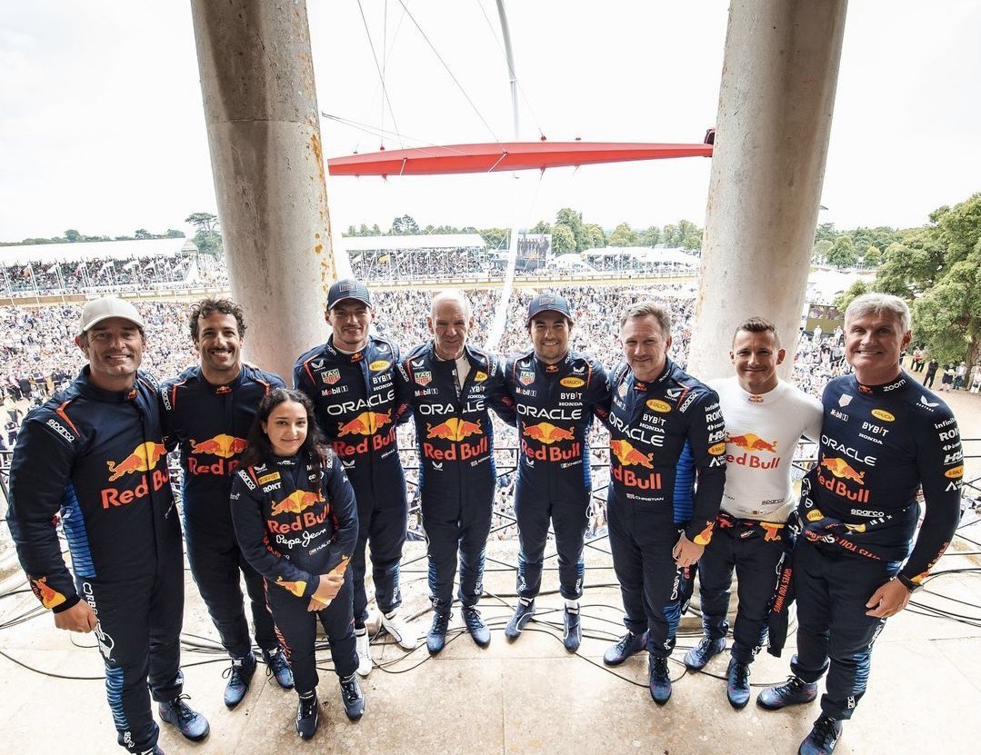 DanniMendiola's tweet image. Familia Red Bull Racing en el Festival de Velocidad #Goodwood. 📸👋

#FOS
#FOS2024 
#RedBullRacing
#GoodwoodFOS