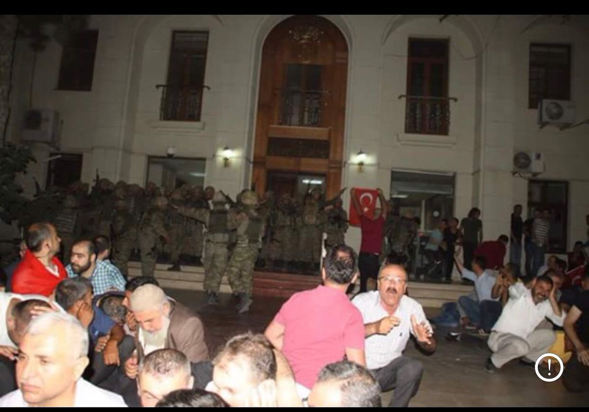 mervangul56's tweet photo. 15 Temmuz 2016 Saat 00:30 
📍Siirt Hükümet Konağı

Türkiye tarihinin en büyük ihanetlerinden biriyle karşı karşıya kaldı. Tanklara yürekleriyle direnen, bağımsızlık için canını hiçe sayan yiğitler şehadete yürüdü. Unutmadık unutmayacağız.. 🇹🇷 https://t.co/yngRVUgsRG