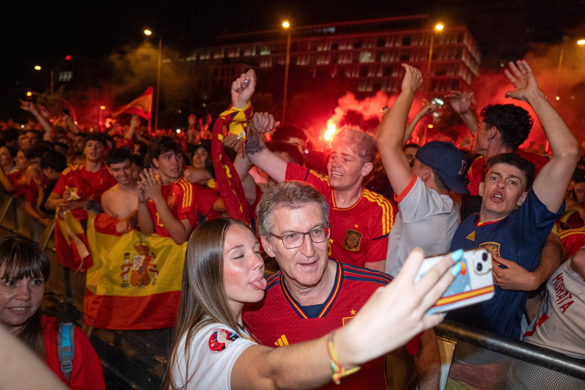 NunezFeijoo's tweet photo. ¡La #EURO2024 es nuestra!
¡Es para España🇪🇸!!

He estado viendo la final en la plaza de Colón de Madrid con miles de españoles orgullosos de nuestra selección y de sus ganas de ganar.

Gracias por vuestro fútbol. Habéis hecho felices y tenéis el corazón de millones de españoles. https://t.co/vF7AoYExVJ