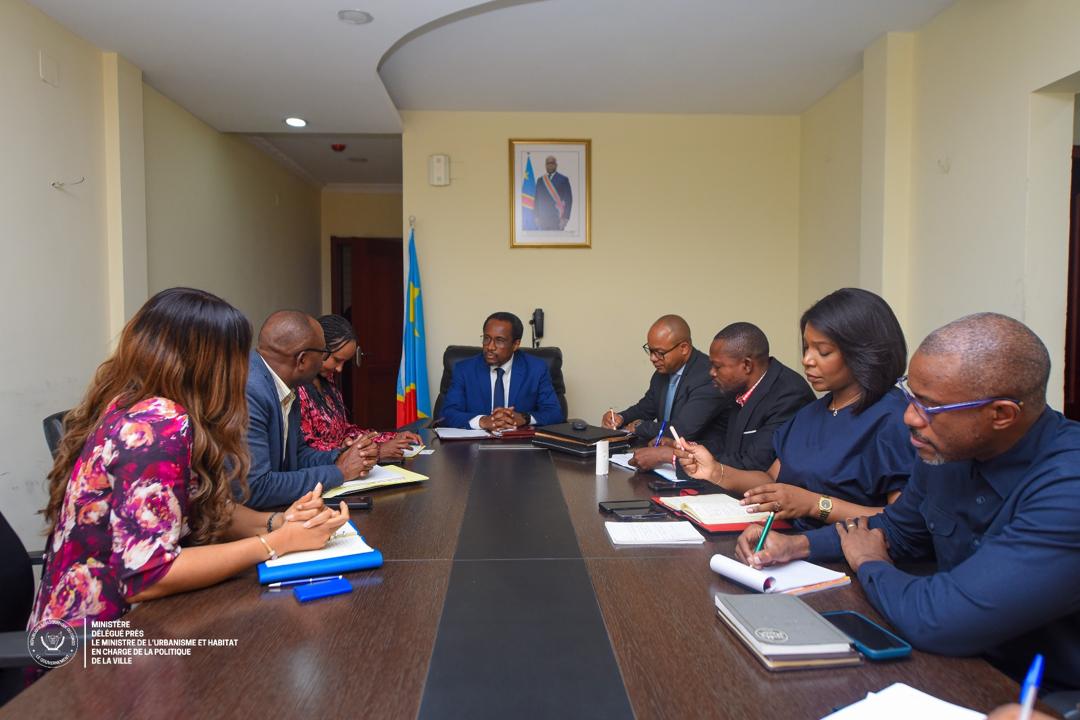 Didiertenge1's tweet photo. La collaboration entre l'Agence Française de Développement et le gouvernement franchit une étape clé avec la phase pilote du projet des villes durables à Boma.Démontrant l'impact crucial des infrastructures sur la mobilité.
 @fatshi13 @SuminwaJudith #VillesSolutions https://t.co/56J1gAKrC1