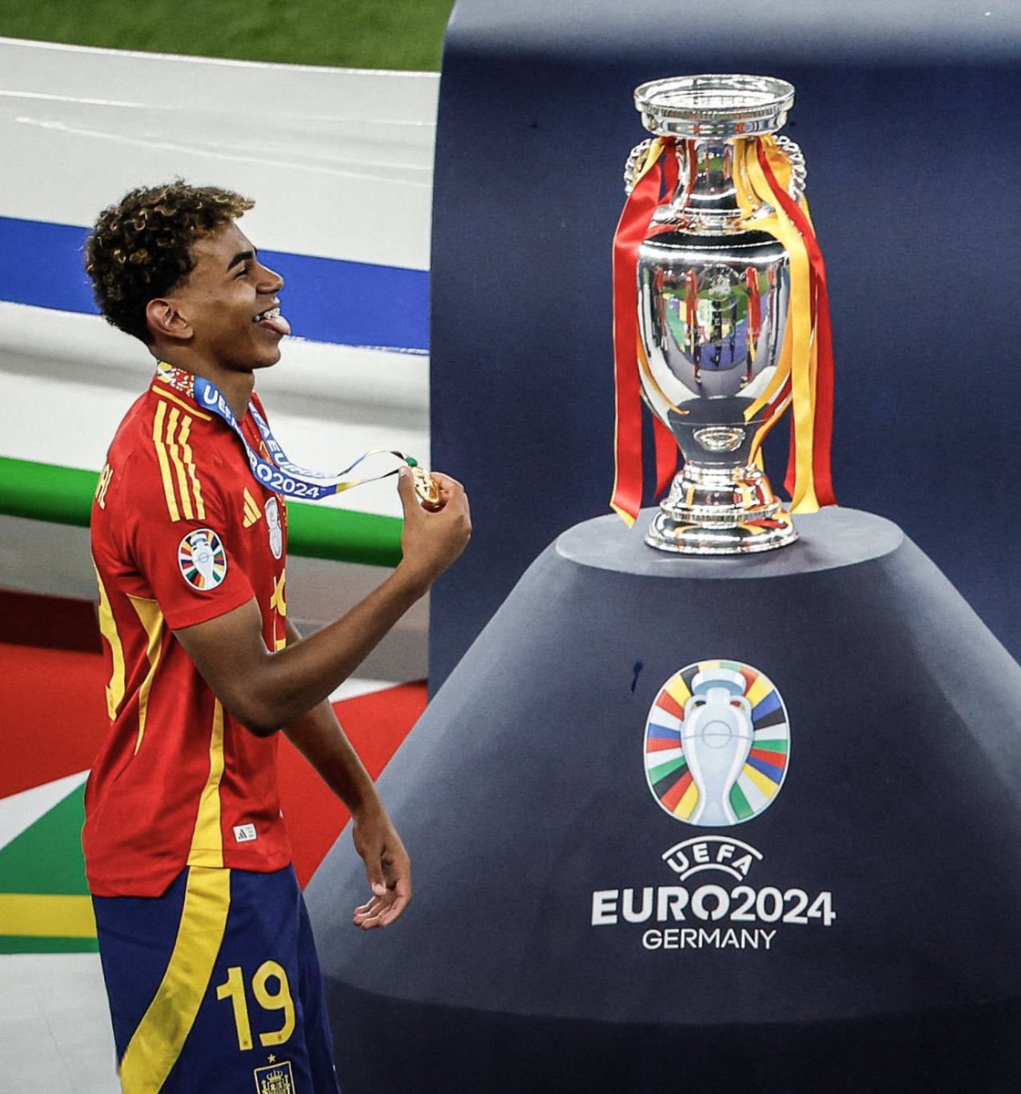 لهم ٦ شهور مزعجينا ان اليورو اقوى من كاس العالم..

في الاخير لاعبنا اللي عمره ١٧ سنة جابها، وعادل مساهمات لاعبهم بتاريخه كله في الاقصائيات وجلد لاعبينهم كلهم وركلهم من البطوله 💀💀💀💀