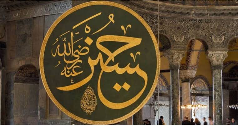 Bugün mâh-ı Muharrem’dir, muhibb-i hânedân ağlar.
Bugün eyyâm-ı mâtemdir, bugün âb-ı revân ağlar.
Hüseyn-i Kerbelâ’yı elvân eden gündür bugün,
Bugün arş-ı muazzamda olan âli divân ağlar.