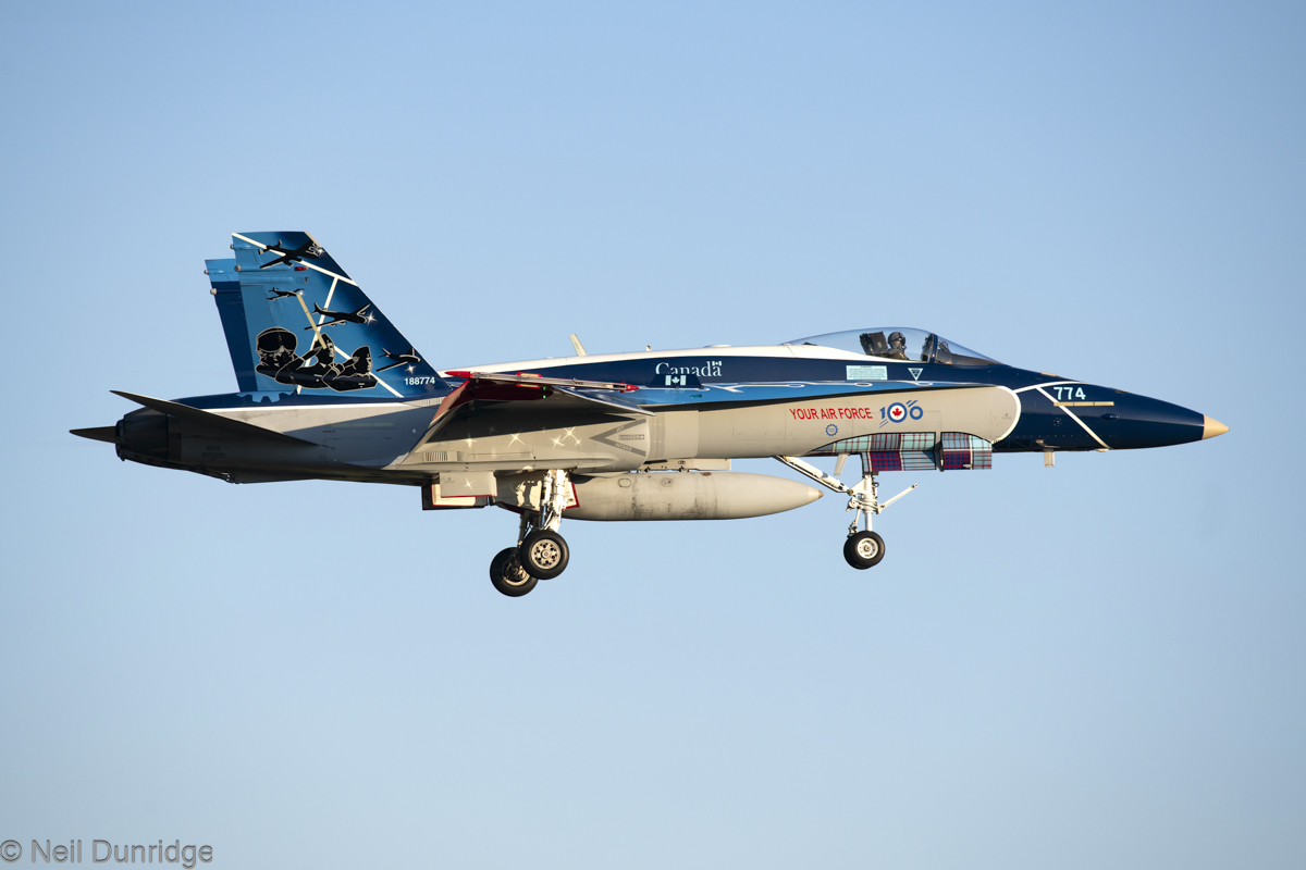 Chiv63's tweet photo. The @RCAF_ARC @CF18Demo team arrived @RAFBrizeNorton this evening along with the support CC-150 in lovely light prior to repositioning to @RIATPR
#cf18demo #hornet100 #RCAF100 https://t.co/jgg1OIwo3d