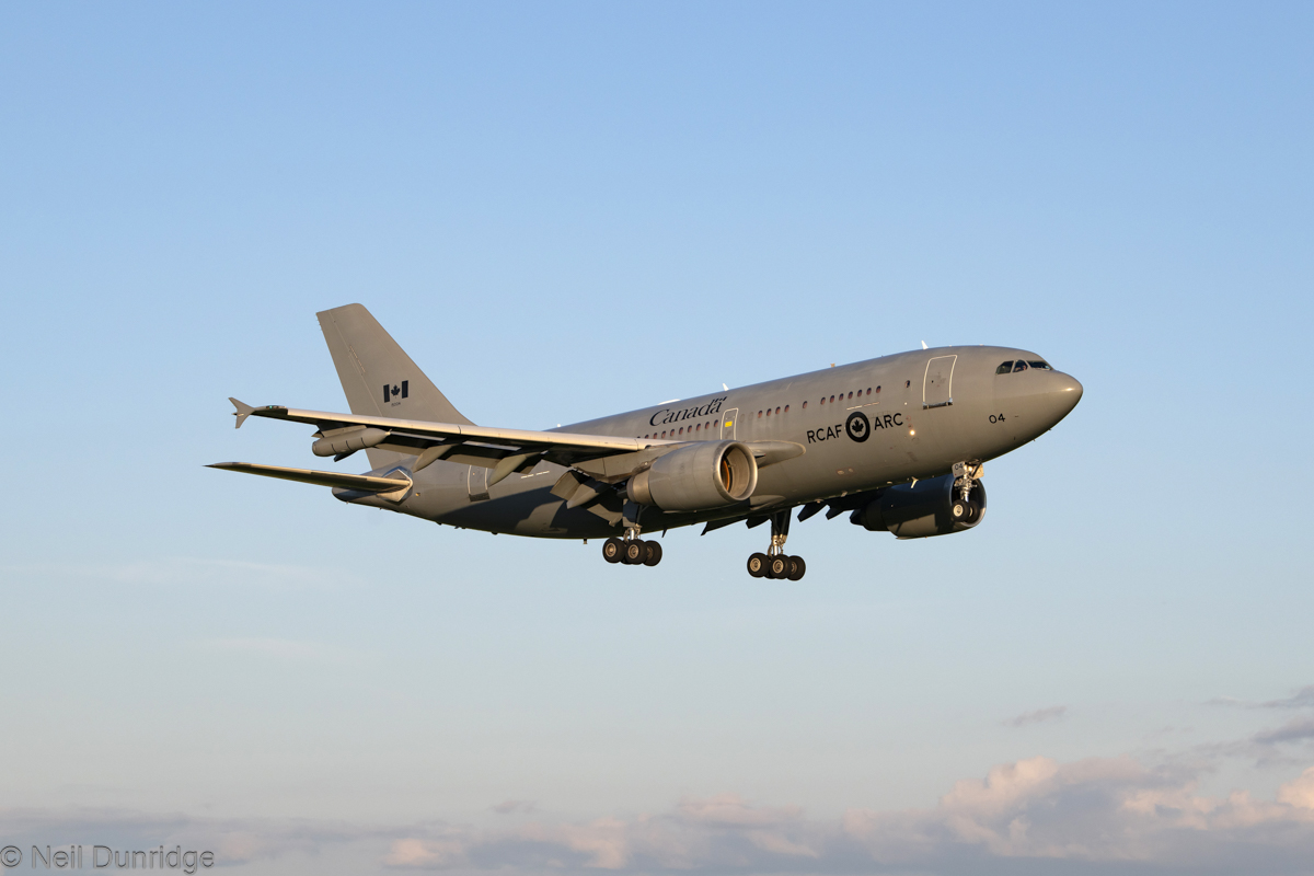 Chiv63's tweet photo. The @RCAF_ARC @CF18Demo team arrived @RAFBrizeNorton this evening along with the support CC-150 in lovely light prior to repositioning to @RIATPR
#cf18demo #hornet100 #RCAF100 https://t.co/jgg1OIwo3d