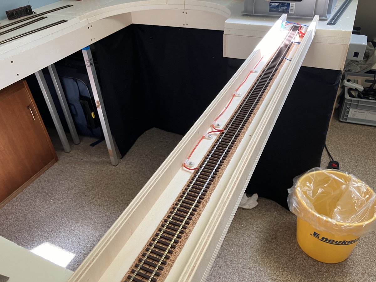 warmwalzwerk's tweet photo. Ich fange erstmal mit dem #Liftout an und verlege das Gleis auf 4 mm Kork. Über #Laborstecker soll der Liftout später mit Elektrizität versorgt werden.

#moba #modellbahn #modelrailroad #peco #kinderanlage https://t.co/ZfSgDEbn0M