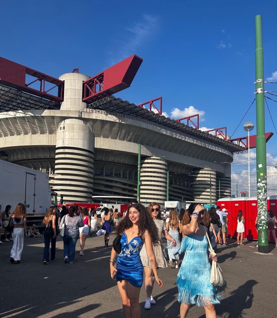 Giulienette's tweet photo. @taylornation13 #MILANTSTHEERASTOUR  cherishing these nights forever in my heart https://t.co/YH82hEmh9W