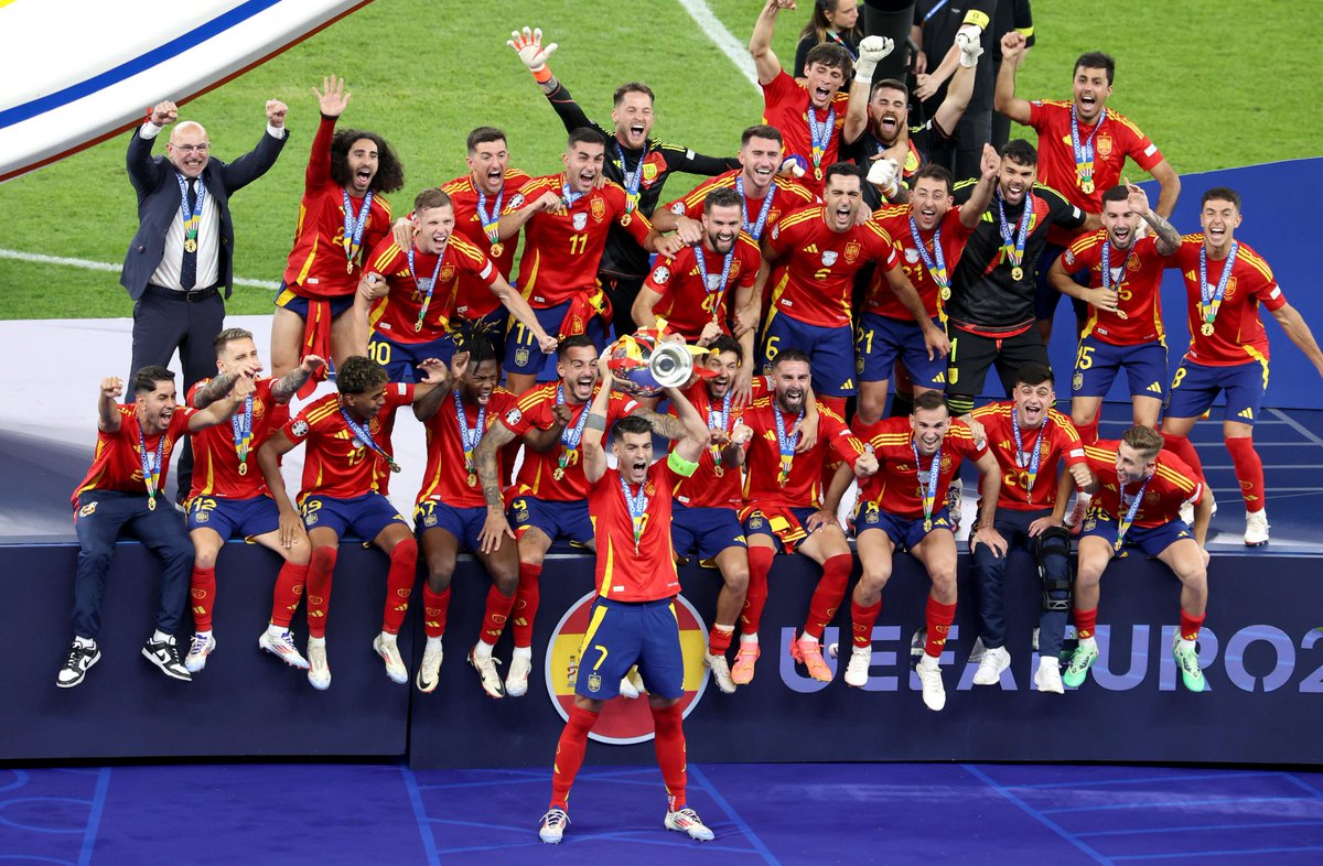 glo7mt's tweet photo. Todo al 4...

GRACIAS @carlosalcaraz y @SEFutbol por regalarnos sonrisas y estos buenos momentos que serán difíciles de olvidar. 

#Wimbledon
#Eurocopa2024 https://t.co/6JpMTJXuPg