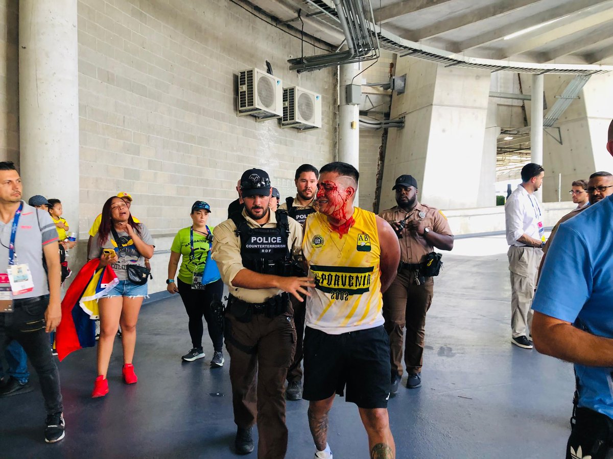 santyfer2000's tweet photo. Graves incidentes fuera del estadio. Hinchas Colombianos ingresaron sin pagar. Cerraron las puertas hasta que llegaron más de 50 patrulleros. https://t.co/6AVN8GUwy0