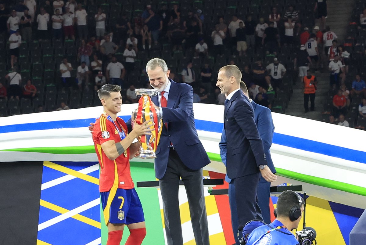 CasaReal's tweet photo. El Rey entrega la copa de la #EURO2024 al capitán de la @SEFutbol, Álvaro Morata , y celebra, con la Infanta Sofía y el resto de jugadores, la victoria.

¡Enhorabuena, campeones! 🇪🇸

➡️https://t.co/o1Uiytwmk7 https://t.co/PBFMKAWLpD