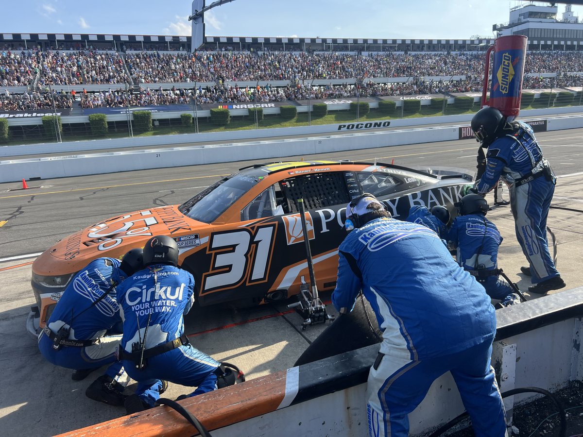 KauligRacing's tweet photo. The #PoppyBank Chevy had to come down for four scuff tires with 8 laps to go.
@DanielHemric had reported he had no right side tires left.
#PAGetaway400 https://t.co/PRIksBOqUS