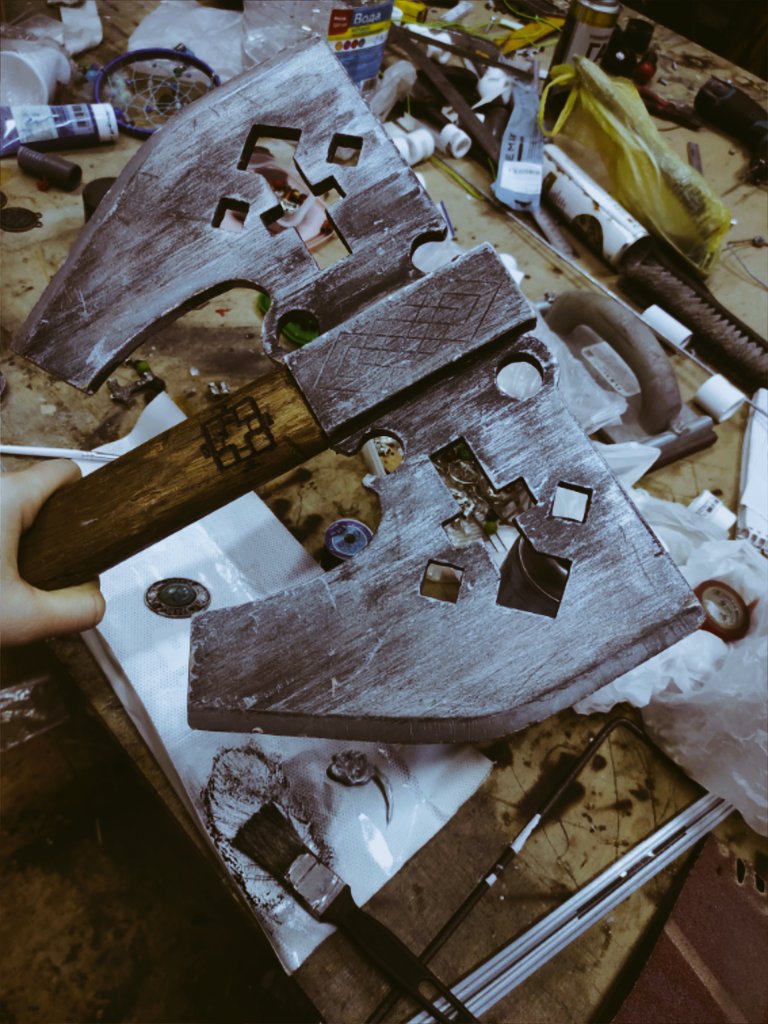 Подготовка к Обряду вышла на финишную прямую. 
Сегодня эта Эва чуть не кончилась, собирая свои бусики
Оружие перекрашивать и то интереснее!