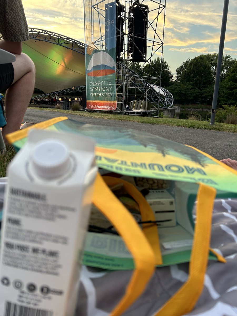ShenohaFamily's tweet photo. Enjoying an outdoor symphony with ⁦@boxedwater⁩ - #bettertogether! https://t.co/G76fNtPvFQ