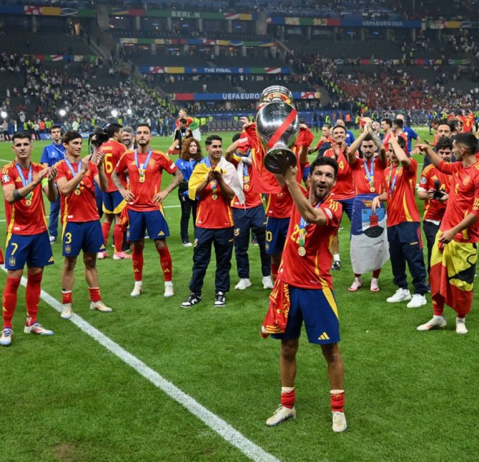 Sevillismo's tweet photo. No me cansaré de celebrar todo lo bueno que le pase a nuestro capitán. https://t.co/Cg3vKIUMzC