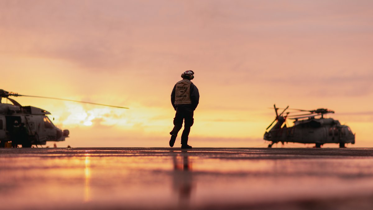 USNavy's tweet photo. #SunsetSunday 🌤️
Aviation Structural Mechanic - Safety Equipment 2nd Class Parker Browning, assigned to Strike Fighter Squadron (VFA) 147, roves the flight deck while on watch aboard Nimitz-class aircraft carrier @GW_CVN73 while underway in the Pacific Ocean
📸:MC3 August Clawson https://t.co/8jV0t5oHxE