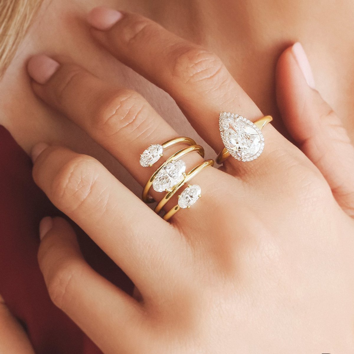 ManfrediJewels's tweet photo. New Arrival ✨ Meet your new obsession: a stunning spiral ring from @rahaminovdiamonds featuring three dazzling oval diamonds set in 18k yellow gold. Stop by Manfredi Jewels Greenwich to see it in person!

#RahaminovDiamonds #ManfrediJewels #OvalCut #DiamondRing #GoldRing https://t.co/s7FxhVpd5X