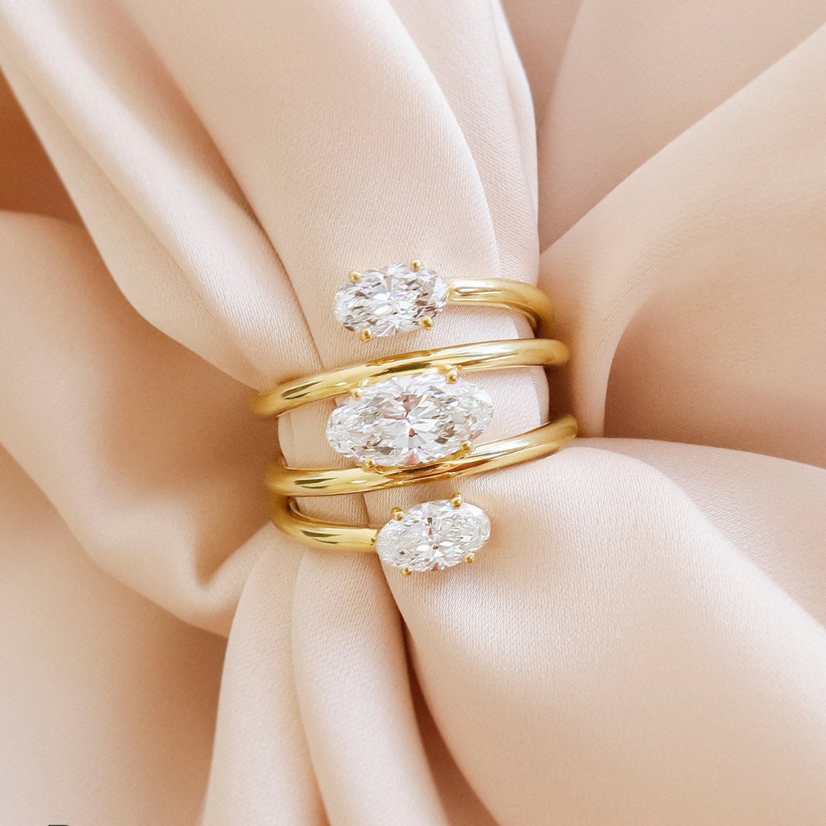 ManfrediJewels's tweet photo. New Arrival ✨ Meet your new obsession: a stunning spiral ring from @rahaminovdiamonds featuring three dazzling oval diamonds set in 18k yellow gold. Stop by Manfredi Jewels Greenwich to see it in person!

#RahaminovDiamonds #ManfrediJewels #OvalCut #DiamondRing #GoldRing https://t.co/s7FxhVpd5X