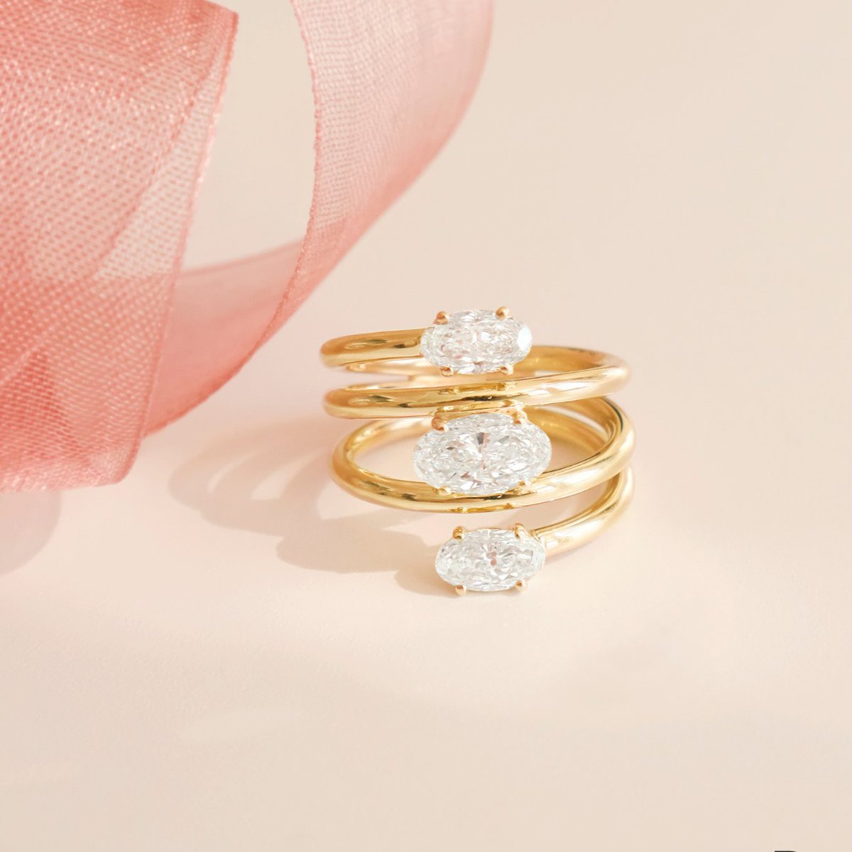 ManfrediJewels's tweet photo. New Arrival ✨ Meet your new obsession: a stunning spiral ring from @rahaminovdiamonds featuring three dazzling oval diamonds set in 18k yellow gold. Stop by Manfredi Jewels Greenwich to see it in person!

#RahaminovDiamonds #ManfrediJewels #OvalCut #DiamondRing #GoldRing https://t.co/s7FxhVpd5X