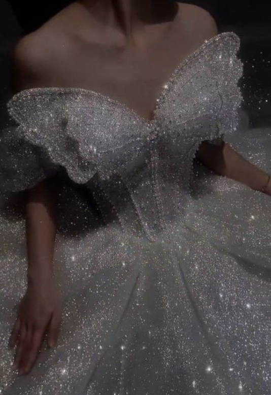 VENETIANVIOLET's tweet photo. butterfly wedding gown https://t.co/mgEVOJKCWm