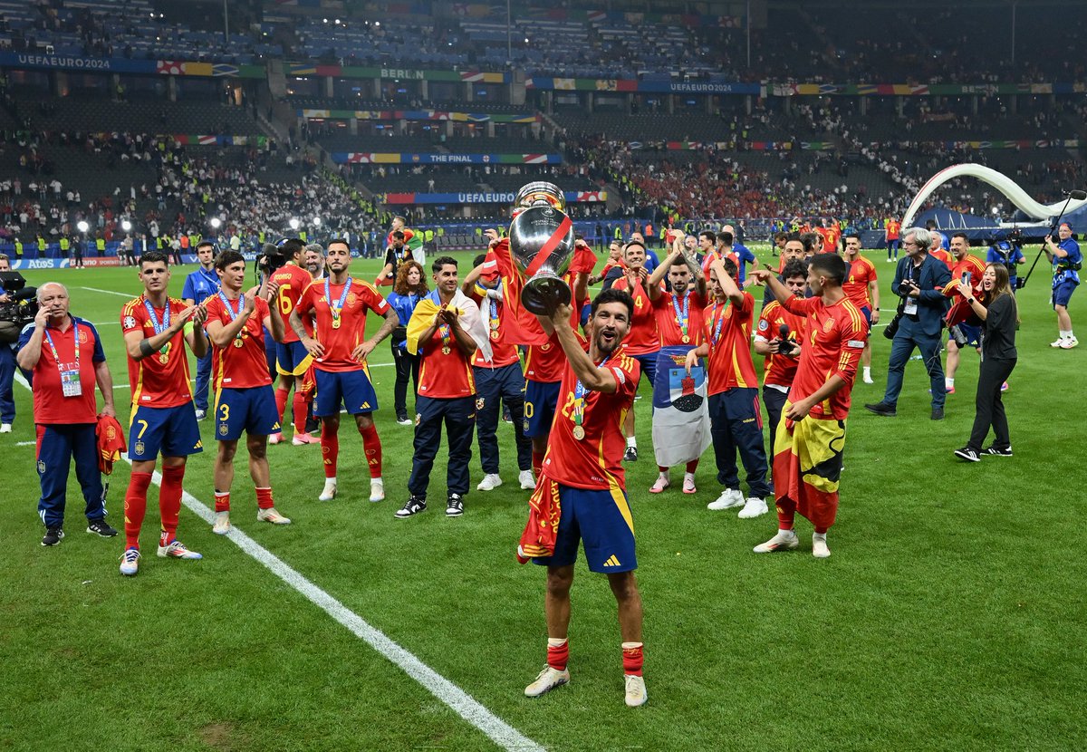 elsevillistaes's tweet photo. 𝐇𝐎𝐍𝐎𝐑𝐄𝐒 𝐀𝐋 𝐑𝐄𝐘 𝐍𝐀𝐕𝐀𝐒.

#TDSDeporte #EURO2024 #NavasLeyenda #SevillaFC #Eurocopa2024
#EspañaInglaterra #España. https://t.co/bmaiKuY9Xo