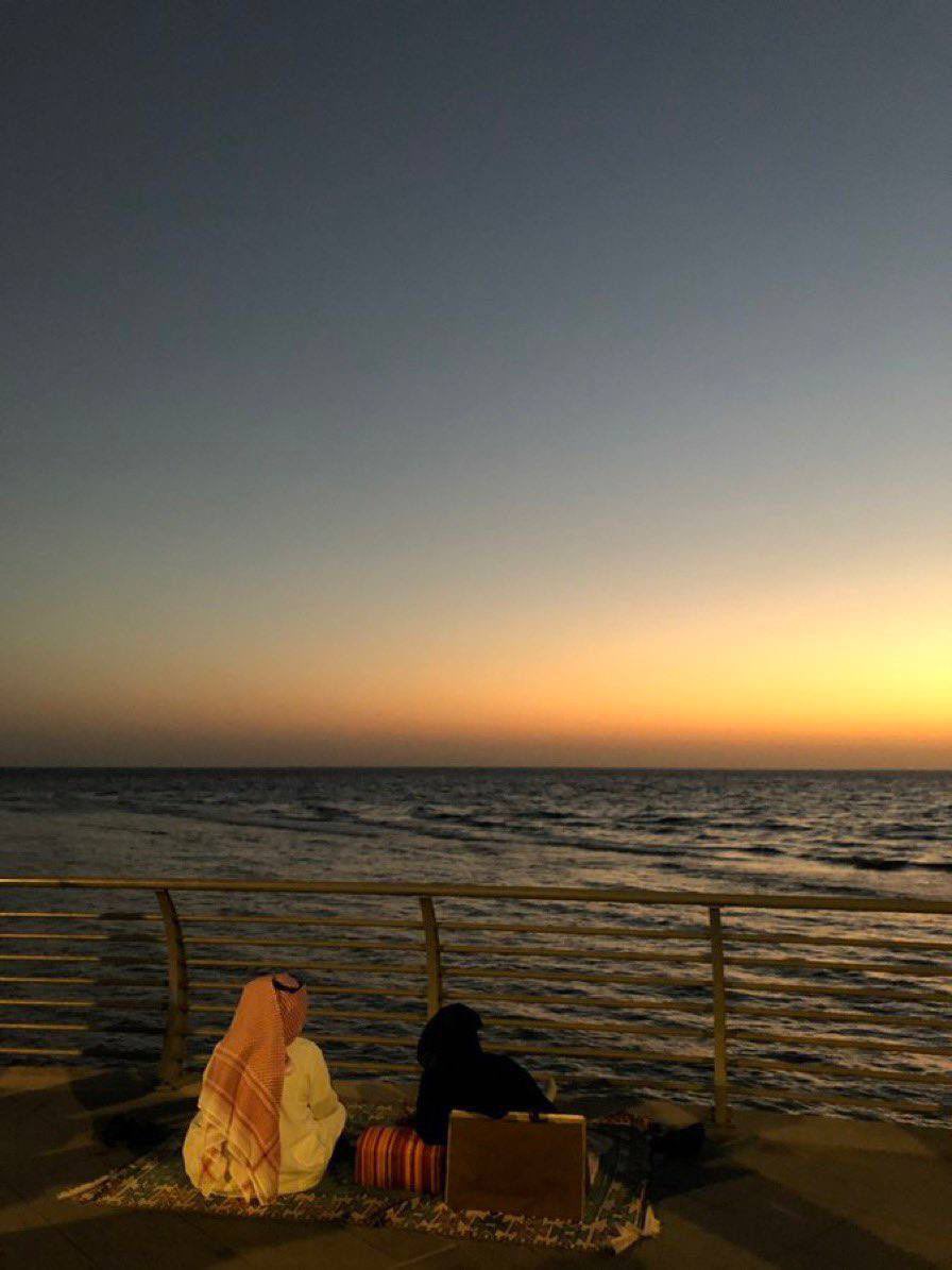 brehi_'s tweet photo. مشاعري مثل البحر يوم يجتاح
سواحلك من فوق جزرك ومدّك

سلمت لك قلبي كذا دون مفتاح
تدخل وتخرج يالغلا من يردّك ؟

أقول لك حاجه وتقنع وترتاح 
انا على حبك وشوفك وعهدك

لاتطري الفرقا وأنا معك مرتـاح
محد ملا عيني من الناس بعدك . https://t.co/jbE1GF0Xw5