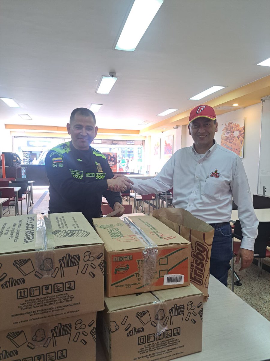 JuliBejaranoG's tweet photo. En @ANDI_Colombia nos pusimos la camiseta 🇨🇴por @PoliciaBogota que doblegará esfuerzos por cuidar nuestra ciudad durante la final de la @CopaAmerica 
-8.300 bebidas 🧃
-900 almuerzos 🍲
-1000 snacks 🥜
Fueron donados por empresas afiliadas gracias a coordinación con @Abacocol https://t.co/1XwsbgQywg
