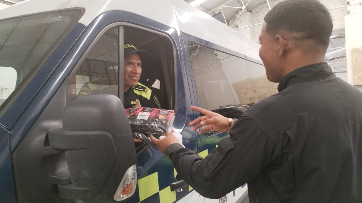 JuliBejaranoG's tweet photo. En @ANDI_Colombia nos pusimos la camiseta 🇨🇴por @PoliciaBogota que doblegará esfuerzos por cuidar nuestra ciudad durante la final de la @CopaAmerica 
-8.300 bebidas 🧃
-900 almuerzos 🍲
-1000 snacks 🥜
Fueron donados por empresas afiliadas gracias a coordinación con @Abacocol https://t.co/1XwsbgQywg