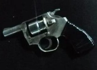 PoliciaEcZona9's tweet photo. 𝐀𝐏𝐑𝐄𝐇𝐄𝐍𝐒𝐈Ó𝐍 𝐃𝐄 𝟏 𝐂𝐈𝐔𝐃𝐀𝐃𝐀𝐍𝐎 𝐏𝐎𝐑 𝐓𝐄𝐍𝐄𝐍𝐂𝐈𝐀 𝐃𝐄 𝐀𝐑𝐌𝐀 𝐃𝐄 𝐅𝐔𝐄𝐆𝐎 🚔
👉 Durante operativos de perfilamiento de personas con actitud inusual en el sector de Las #Cuadras #UIO.
✔️ Se incautó 1 arma de fuego.
#PolicíaEcuador
#ServirYProteger https://t.co/JE988xGl7u