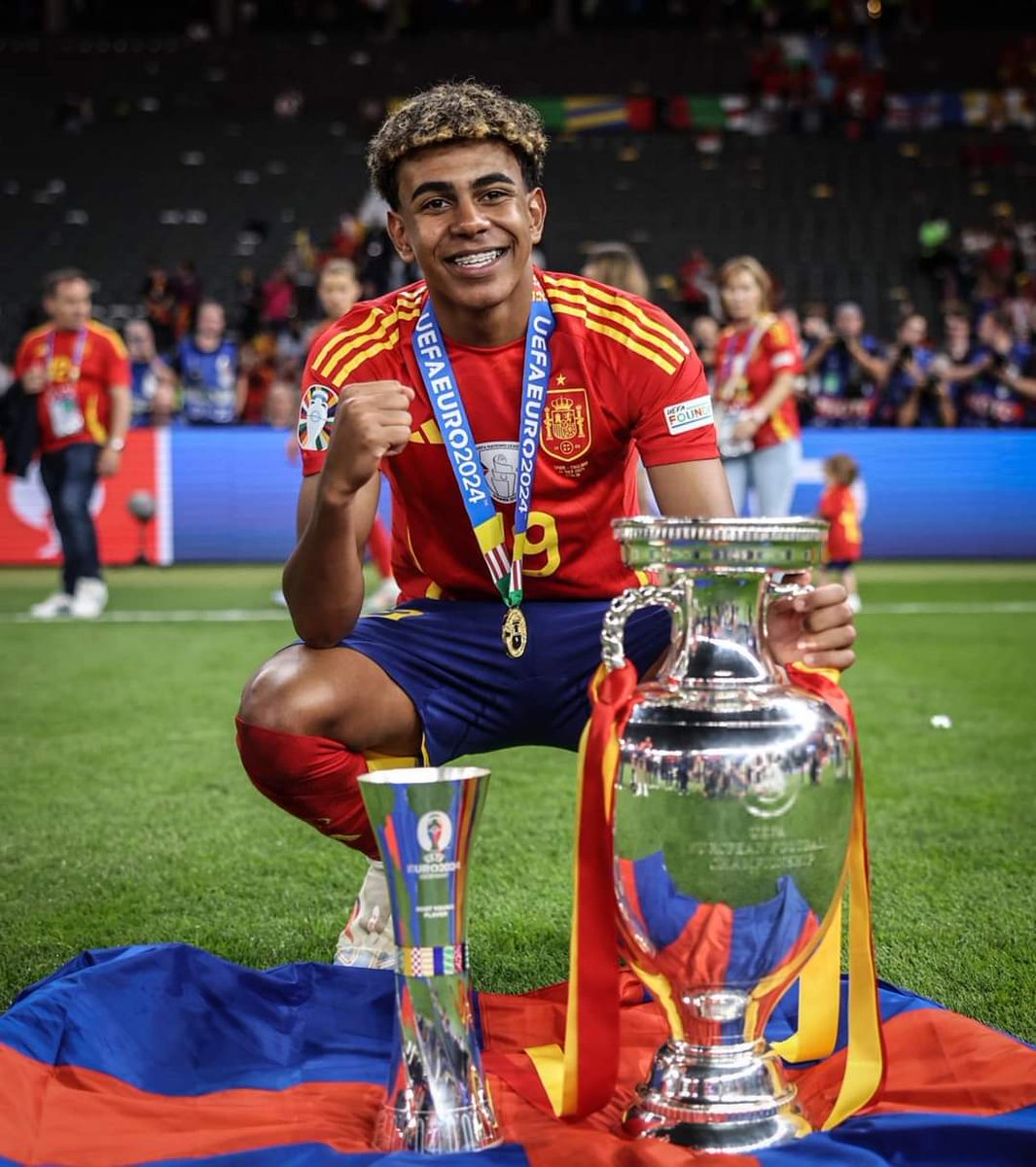 LAMINE YAMAL #EURO2024 :

Pemain termuda dalam sejarah EURO
Assist termuda dalam sejarah EURO
Pencetak gol termuda dalam sejarah EURO
Pemain termuda yang memenangkan EURO
Young Player Of The Tournament  termuda dalam sejarah EURO

PEMUDA PENCETAK SEJARAH 🙌
(Squawka)