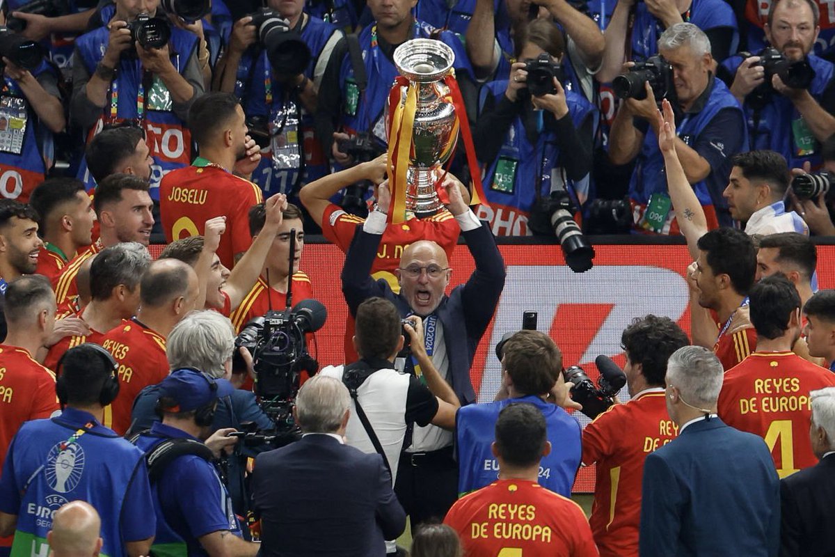 finallyxpablo's tweet image. • Hombre de Fe.
• 7/7 partidos ganados.
• Nuestro mejor fútbol desde 2012.
• Campeón de Europa sub-19, sub-21 y absoluta. 

Nos ha hecho la mayor callada de boca de la historia.

Gracias y gloria eterna para Luis de la Fuente.