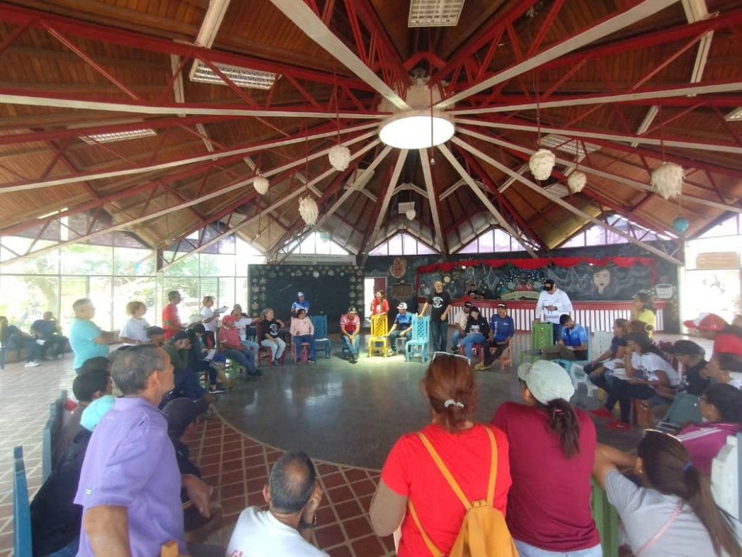 Julio | 
Municipio Iribarren 
Mediante asamblea con líderes y lideresas escuchamos y atendimos las necesidades de agua potable y aguas servidas de las comunidades de Río Claro, Bello Monte y El Desecho 

#bidenlevantaelbloqueoya
#CadaGotaCuenta
#CuidemosElAgua

<a href="/NicolasMaduro/">Nicolás Maduro</a>