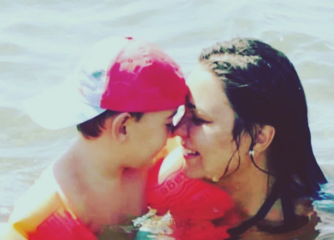 "Bana bir ben lazım, bir de beni anlayan. Beni bir ben anlarım, bir de beni yaradan." #birsene ...... Zor bir gece.... Bir yıldır her gece olduğu gibi... #velierenatay