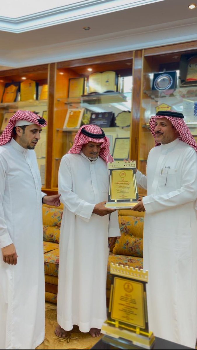 WdBdalwahd's tweet photo. كنا اليوم في ضيافة أخي سعادة البروفيسور عبدالرحمن مساعد الزهراني @amzhrani و والده و إخوته الكرام
و قاموا بضيافة حاتمية  و تكريم لنا أسرة آل سحبان 
متعب بن سعود 
عبدالواحد بن سعود 
عبدالله بن سعود
علي بن سعود
علي متعب
فيصل علي
عبدالواحد عبدالله 
بحضور جمع من الأصدقاء 

كثر الله خيركم أبا فيصل
