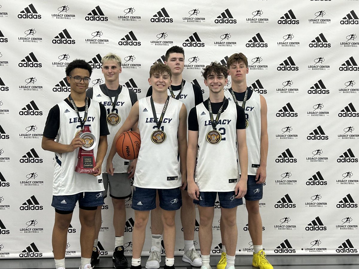 NickLangenderf3's tweet image. Won the summer hoop fest tournament with my legacy 26’ squad @LegacyMI_Bball 
Final Game stats
@parker_sundman 25pts 
@TProvancher2026  6pts 
@TyLangenderfer4 16pts
Marv F.  3pts
Zack 3pts 
@JacobMartin_11
12pts
