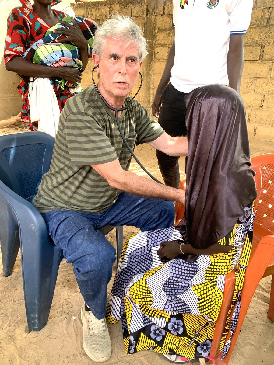 Il travaille parfois dans des conditions défavorables, dans des zones où il n'y a pas de lits, et il lui arrive de s'agenouiller par terre sans table pour manipuler ses appareils. 
Partout où il passe, il laisse une empreinte de sa joie de vivre et de son désir d'aider.