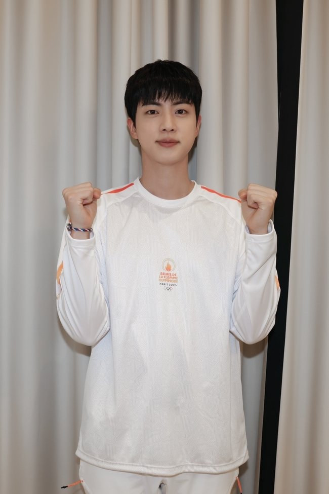 theJINPRlNT's tweet photo. #JIN ABOUT BEING A TORCHBEARER FOR 2024 PARIS OLYMPICS. 

"I was so nervous that I didn't know how time passed, but I was able to do my best and finish thanks to the loud cheers from many people there." 

Additionally he said, "I hope that all the Korean national team members who participated in the Olympics will achieve great results as much as they have worked hard, and I will cheer them on with all my heart. I also hope that much interest will continue for the ‘17th Paris Paralympic Games’ to be held this August. Finally, he added, 'I will also work harder and show you a better side of me.'"

PROUD OF YOU JIN
JINLYMPICS
JIN CARRIES THE FLAME
#JinxOlympics2024
#석진_성화���고_달려

https://t.co/2BsNl86Qh5
