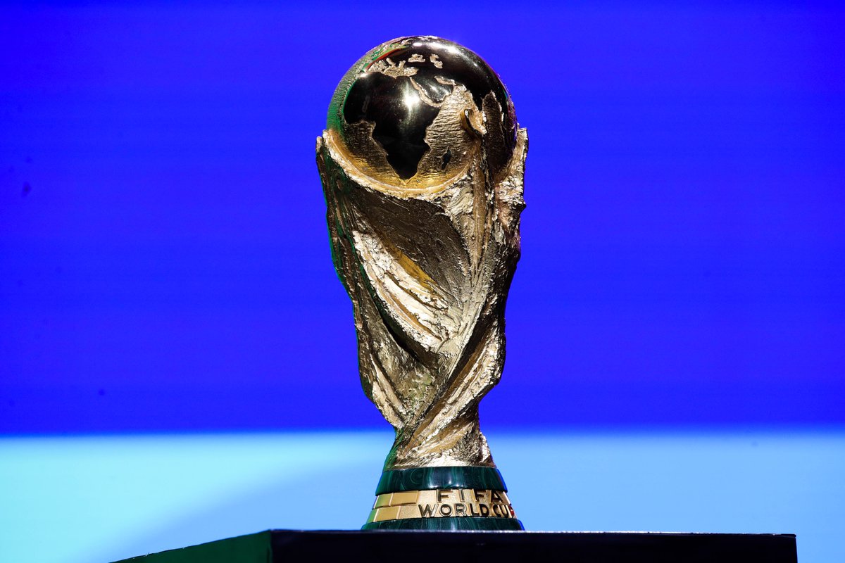 ActuFoot_'s tweet photo. Prochain tournoi majeur international : 𝗹𝗮 𝗖𝗢𝗨𝗣𝗘 𝗗𝗨 𝗠𝗢𝗡𝗗𝗘 𝟮𝟬𝟮𝟲
(🇺🇸 𝗘́𝘁𝗮𝘁𝘀-𝗨𝗻𝗶𝘀 - 🇨🇦 𝗖𝗮𝗻𝗮𝗱𝗮 - 🇲🇽 𝗠𝗲𝘅𝗶𝗾𝘂𝗲)

𝗡𝗼𝘂𝘃𝗲𝗮𝘂 𝗳𝗼𝗿𝗺𝗮𝘁 :
▫️ 48 nations (contre 32 actuellement)
▫️ Passage à 16 groupes (contre 8 actuellement)
▫️ Les 2 premiers de chaque groupe se qualifient + les 8 meilleurs troisièmes
▫️ L'apparition des seizièmes de finale, puisque 32 équipes (sur les 48) sortiront de la phase de groupes

▫️ Une compétition qui durera 39 jours
▫️ Un total de 104 matches
▫️ Jusqu'à 6 matches par jour

📍 𝟭𝟲 𝗩𝗜𝗟𝗟𝗘𝗦 𝗔𝗖𝗖𝗨𝗘𝗜𝗟𝗟𝗘𝗥𝗢𝗡𝗧 𝗟𝗔 𝗖𝗢𝗠𝗣𝗘́𝗧𝗜𝗧𝗜𝗢𝗡 :
🇺🇸 𝗕𝗼𝘀𝘁𝗼𝗻
🏟️ Gillette Stadium (70.000 places)
----
🇺🇸 𝗡𝗲𝘄 𝗬𝗼𝗿𝗸
🏟️ MetLife Stadium (87.157 places)
----
🇺🇸 𝗞𝗮𝗻𝘀𝗮𝘀 𝗖𝗶𝘁𝘆
🏟️ Arrowhead Stadium (76.640 places)
----
🇺🇸 𝗦𝗲𝗮𝘁𝘁𝗹𝗲
🏟️ Lumen Field (69.000 places)
----
🇺🇸 𝗦𝗮𝗻 𝗙𝗿𝗮𝗻𝗰𝗶𝘀𝗰𝗼
🏟️ Levi's Stadium (70.909 places)
----
🇺🇸 𝗣𝗵𝗶𝗹𝗮𝗱𝗲𝗹𝗽𝗵𝗶𝗲
🏟️ Lincoln Financial Field (69.000 places)
----
🇺🇸 𝗔𝘁𝗹𝗮𝗻𝘁𝗮
🏟️ Mercedes-Benz Stadium (75.000 places)
----
🇺🇸 𝗠𝗶𝗮𝗺𝗶
🏟️ Hard Rock Stadium (67.518 places)
----
🇺🇸 𝗟𝗼𝘀 𝗔𝗻𝗴𝗲𝗹𝗲𝘀
🏟️ SoFi Stadium (70,240 places)
----
🇺🇸 𝗗𝗮𝗹𝗹𝗮𝘀 
🏟️ AT&T Stadium (92.967 places)
----
🇺🇸 𝗛𝗼𝘂𝘀𝘁𝗼𝗻
🏟️ NRG Stadium (72.220 places)
----
🇨🇦 𝗩𝗮𝗻𝗰𝗼𝘂𝘃𝗲𝗿
🏟️ BC Place (54.500 places)
----
🇨🇦 𝗧𝗼𝗿𝗼𝗻𝘁𝗼
🏟️ BMO Field (45.500 places)
----
🇲🇽 𝗠𝗲𝘅𝗶𝗰𝗼
🏟️ Estadio Azteca (87.523 places)
----
🇲🇽 𝗚𝘂𝗮𝗱𝗮𝗹𝗮𝗷𝗮𝗿𝗮
🏟️ Estadio Akron (48.071 places)
----
🇲🇽 𝗠𝗼𝗻𝘁𝗲𝗿𝗿𝗲𝘆
🏟️ Estadio BBVA (53.460 places)

🎟️ Côté qualifications, voici la répartition par confédérations :
𝗘𝘂𝗿𝗼𝗽𝗲 : 16 qualifiés
𝗔𝗳𝗿𝗶𝗾𝘂𝗲 : 9 qualifiés
𝗔𝘀𝗶𝗲 + 𝗢𝗰𝗲́𝗮𝗻𝗶𝗲 : 9 qualifiés
𝗔𝗺𝗲́𝗿𝗶𝗾𝘂𝗲 𝗱𝘂 𝗡𝗼𝗿𝗱 : 6 qualifiés
𝗔𝗺𝗲́𝗿𝗶𝗾𝘂𝗲 𝗱𝘂 𝗦𝘂𝗱 : 6 qualifiés
(𝘋𝘦𝘶𝘹 𝘱𝘭𝘢𝘤𝘦𝘴 𝘴𝘦𝘳𝘰𝘯𝘵 𝘰𝘧𝘧𝘦𝘳𝘵𝘦𝘴 𝘷𝘪𝘢 𝘥𝘦𝘴 𝘣𝘢𝘳𝘳𝘢𝘨𝘦𝘴)