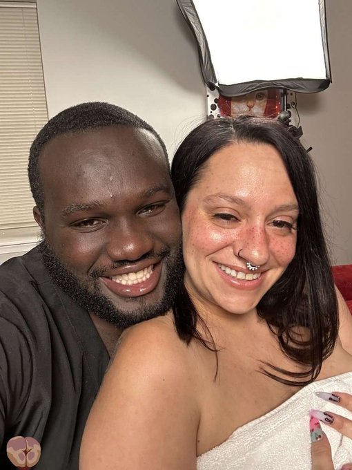 Needed stress relief &amp; I heard @semajmedia is THE person to see. 🫠🫠🫠 . . .  How my massage started 😄<a class="tags" href="/tag/semajmedia">@semajmedia</a>