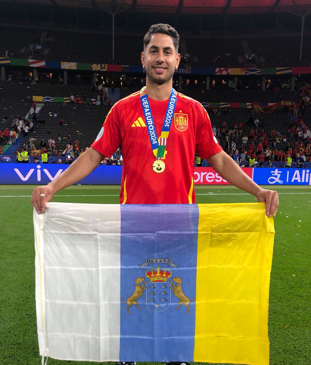 RadioMarcaTfe's tweet photo. 🇮🇨🇪🇸 ¡Orgullo de Canarias y de España!
🏆🥇 ¡Campeón de la #EURO2024  con @SEFutbol!
🥰🙌🏽 ¡¡Enhorabuena, Ayoze!! https://t.co/d3Ebum5Yrv