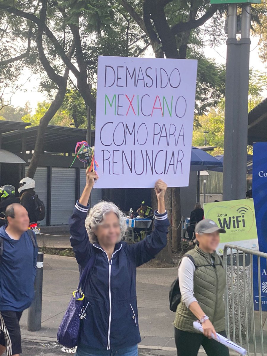 anapaugalde's tweet image. 🏃‍♀️ Hoy corrí el medio maratón de la CDMX. 📸 Le tomé fotos a algunos carteles que dan vida y ánimo a los corredores. ¿Qué les parecen? #ComunicaciónVisual  #MedioMaratonCDMX #MedioMaratonCDMX2024 #MaratonCDMX #Deportes