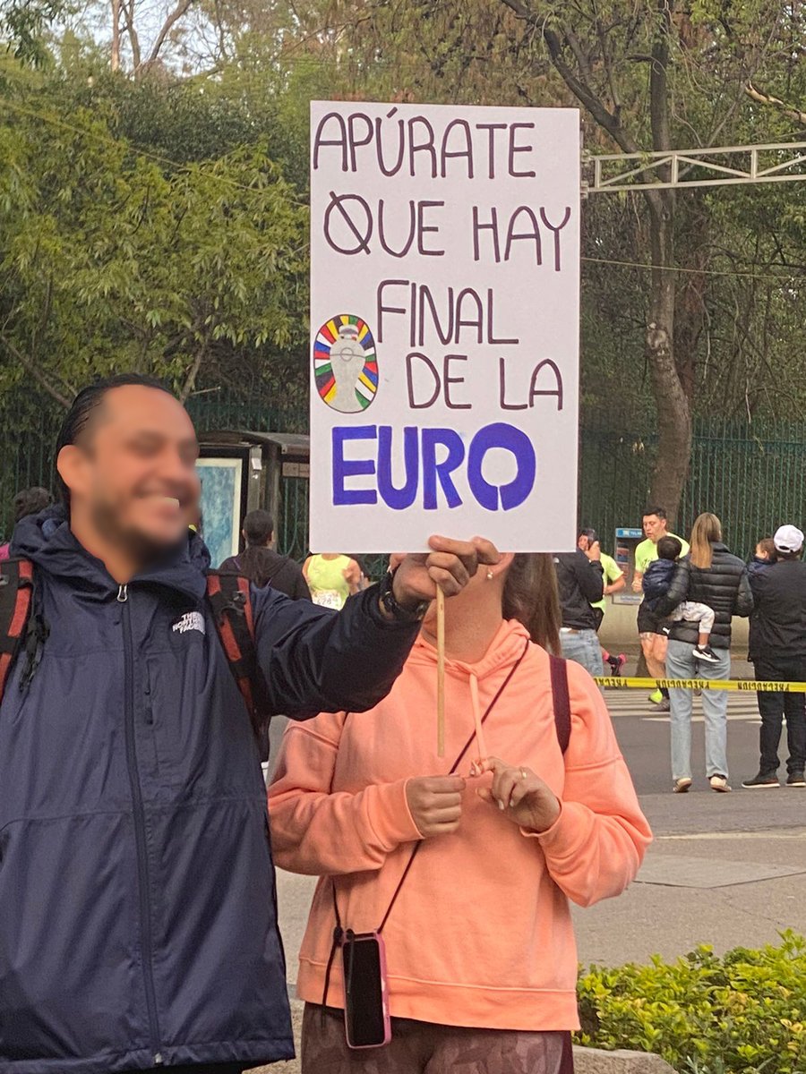 anapaugalde's tweet image. 🏃‍♀️ Hoy corrí el medio maratón de la CDMX. 📸 Le tomé fotos a algunos carteles que dan vida y ánimo a los corredores. ¿Qué les parecen? #ComunicaciónVisual  #MedioMaratonCDMX #MedioMaratonCDMX2024 #MaratonCDMX #Deportes
